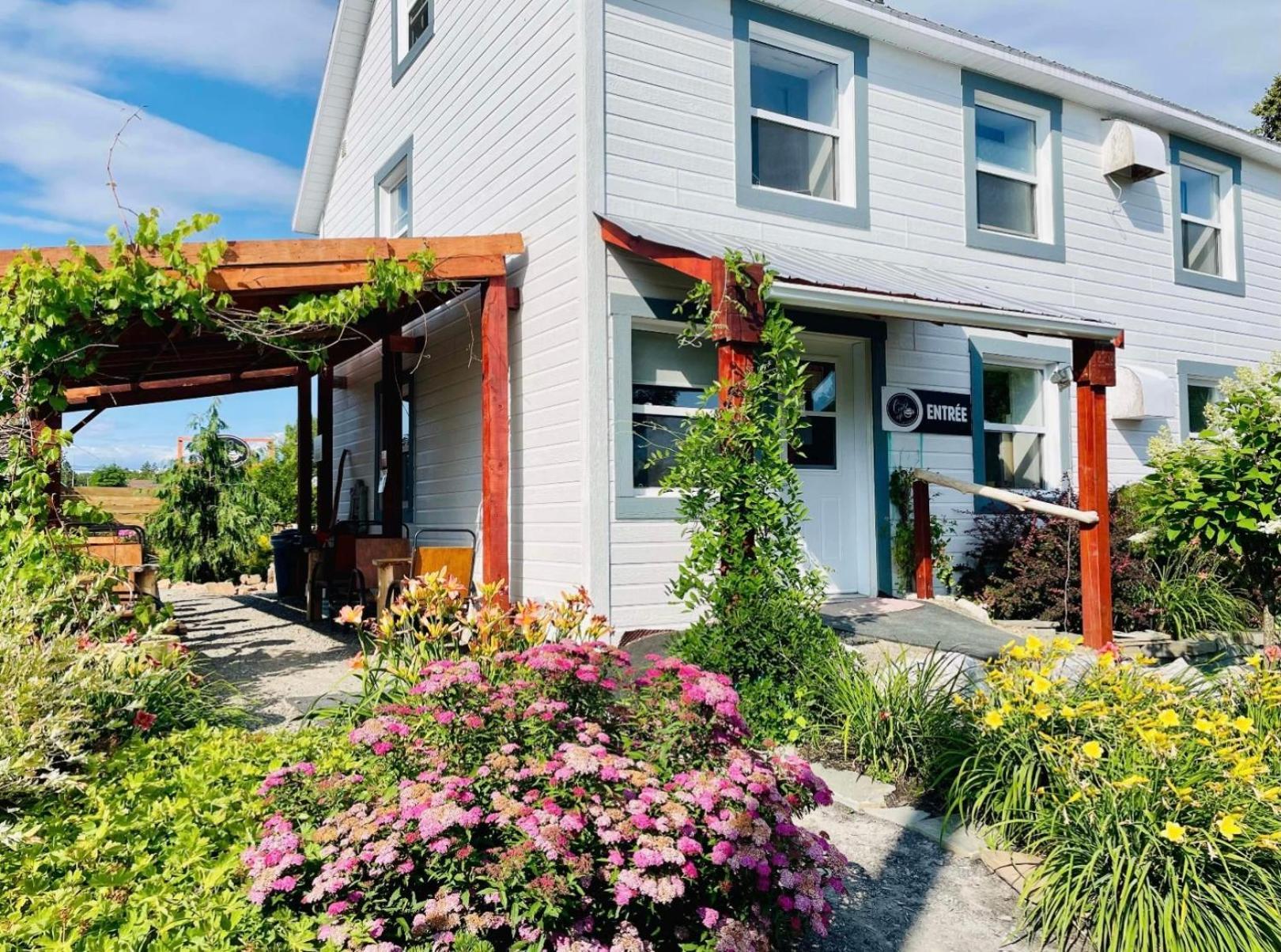 فندق Le Vieux Poulailler Edifice Patrimonial New-Richmond Gaspesie نيو ريتشموند المظهر الخارجي الصورة